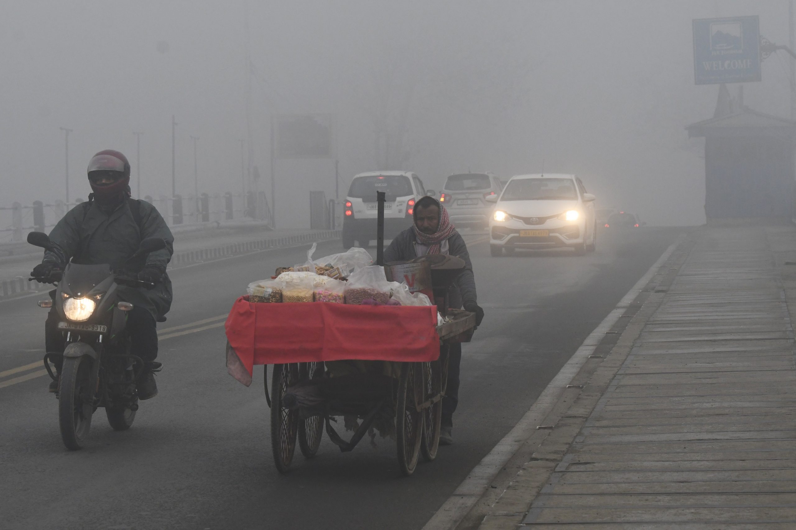 [Rising Kashmir]Dense fog throws normal life out of gear in Valley, dips temp