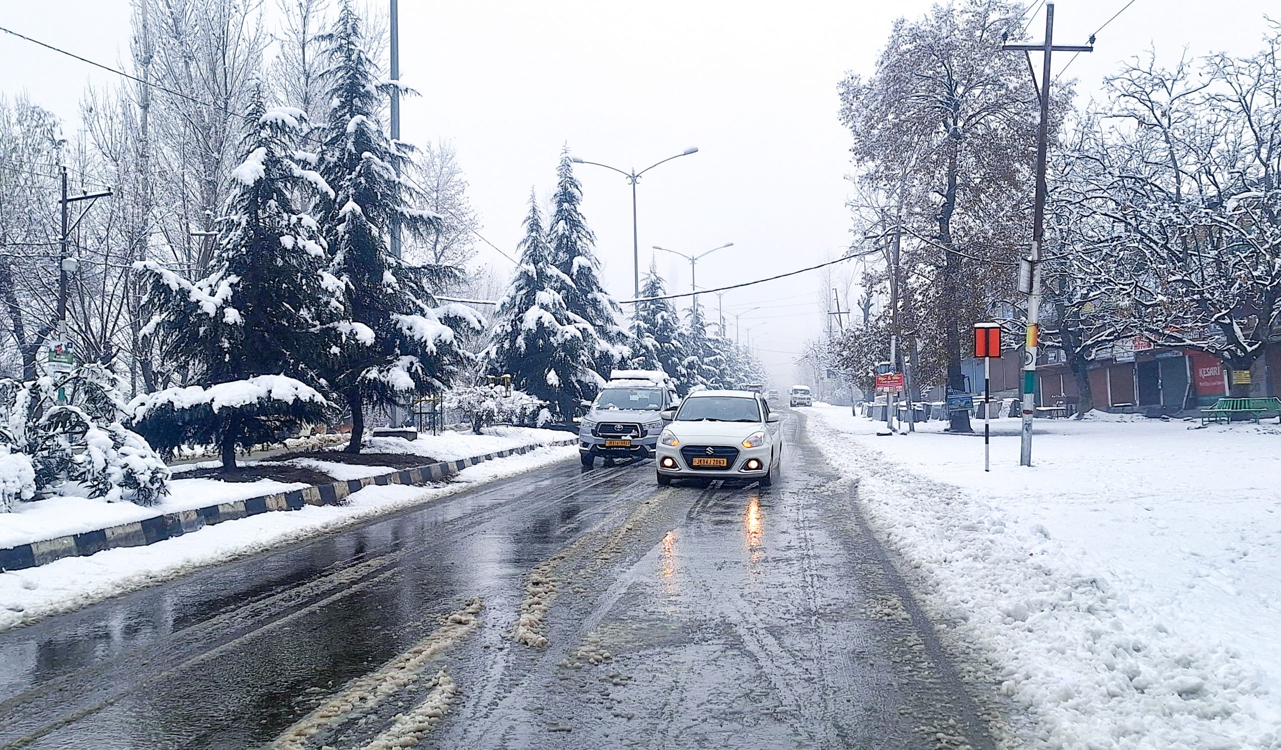 [Rising Kashmir]Upper reaches receive untimely snowfall, rains lash plains