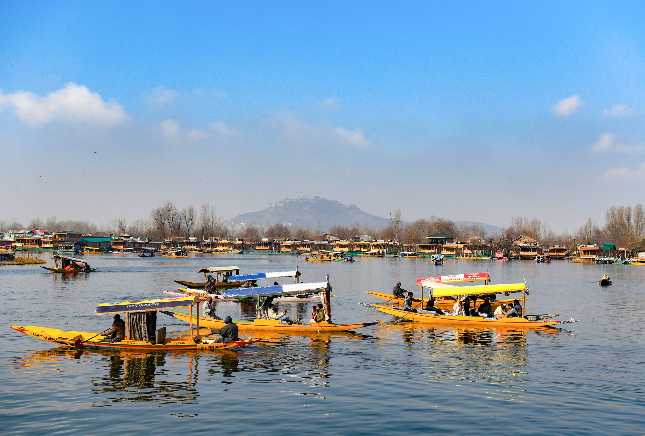 Tourists enjoy chilly morning at Dal Lake in Srinagar – Rising Kashmir