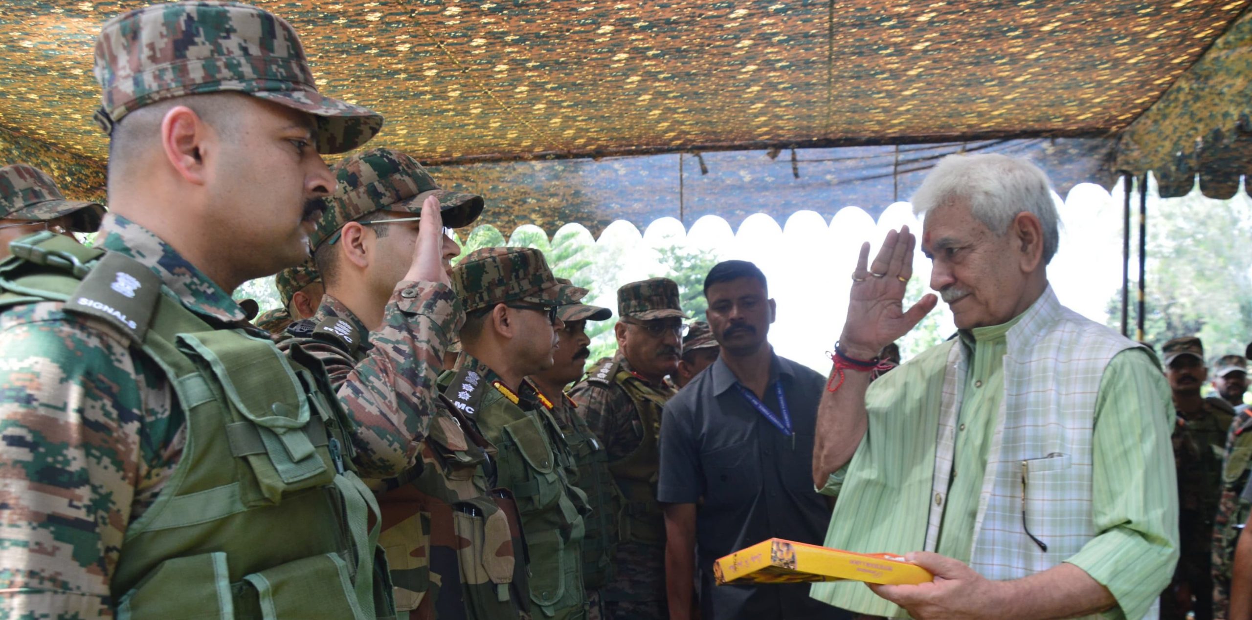 Eroi dell'Operazione Sindoor: Il Luogotenente Governatore Sinha rende omaggio al coraggio e alla gallanteria dei soldati dell'Esercito