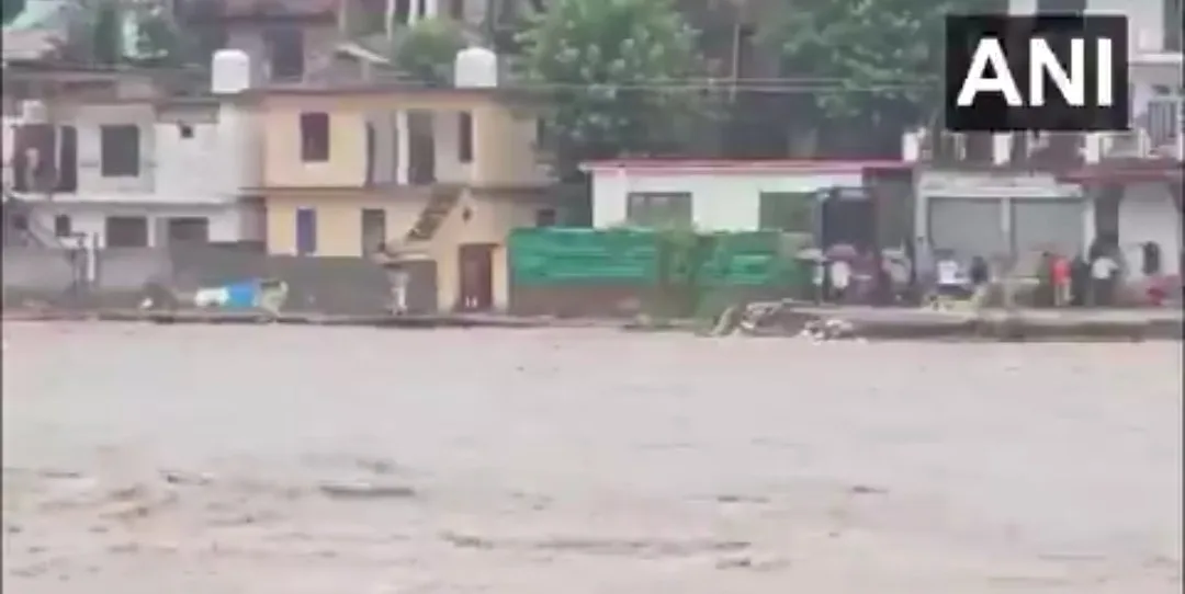 Heavy rains trigger landslides, flash floods; Jammu-Srinagar highway remains closed