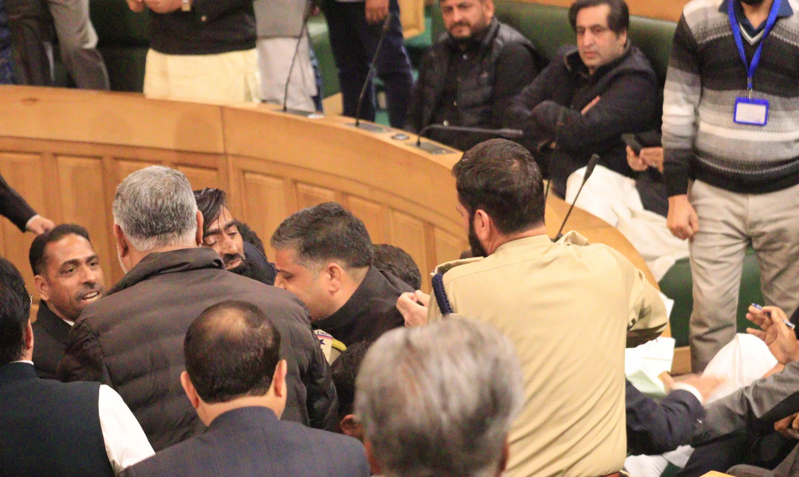 Хаос в Асамблеї J&K: 3 MLAs BJP зібрані через протест проти корупції, допомоги постраждалим від повеней Хаос в Асамблеї J&K: 3 MLAs BJP зібрані через протест проти корупції, допомоги постраждалим від повеней