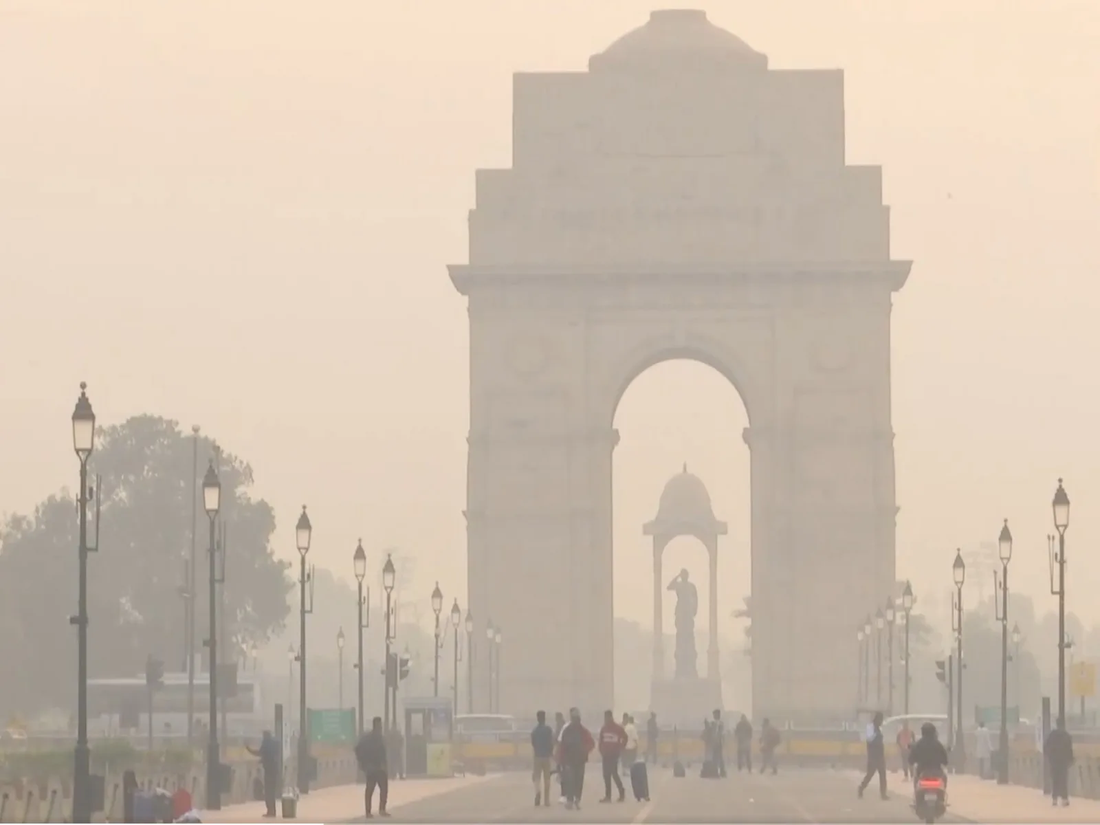 Delhi enveloped in toxic smog as air continues to be ‘very poor’ at 341 AQI despite slight improvement