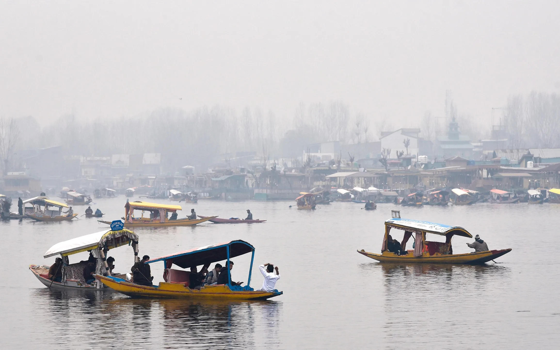 Cold wave persists in Kashmir; tourists enjoy Dal Lake shikara rides