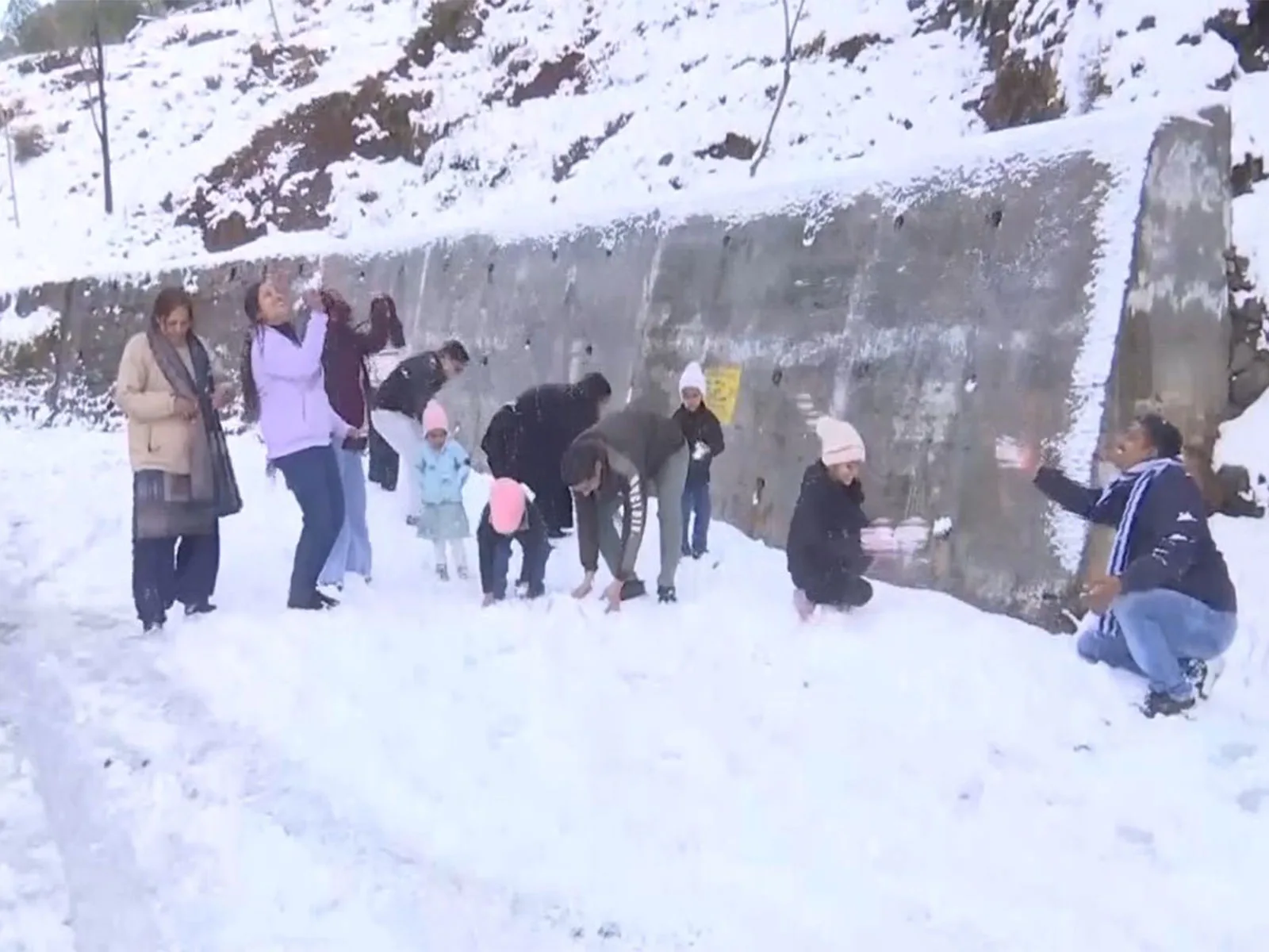 Heavy snowfall turns Kotranka Budhal into tourist hotspot in Rajouri