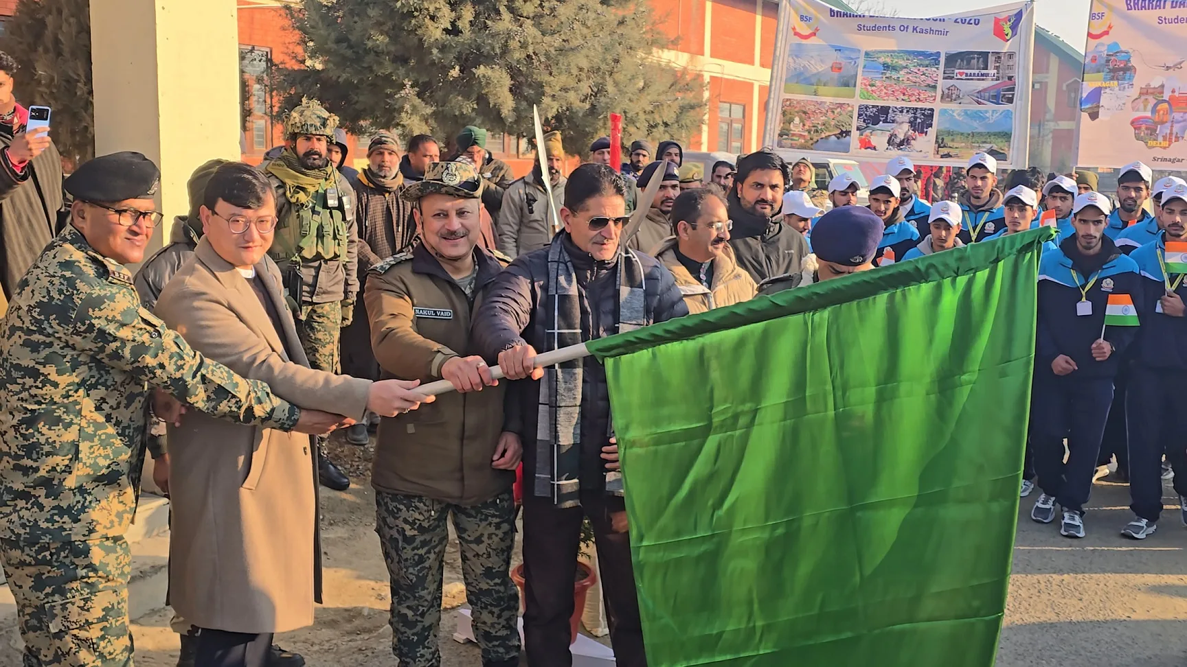 DC Baramulla flags off students for Bharat Darshan Tour