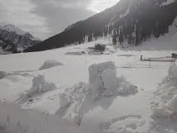 Sonamarg draws record winter tourists amid heavy snowfall