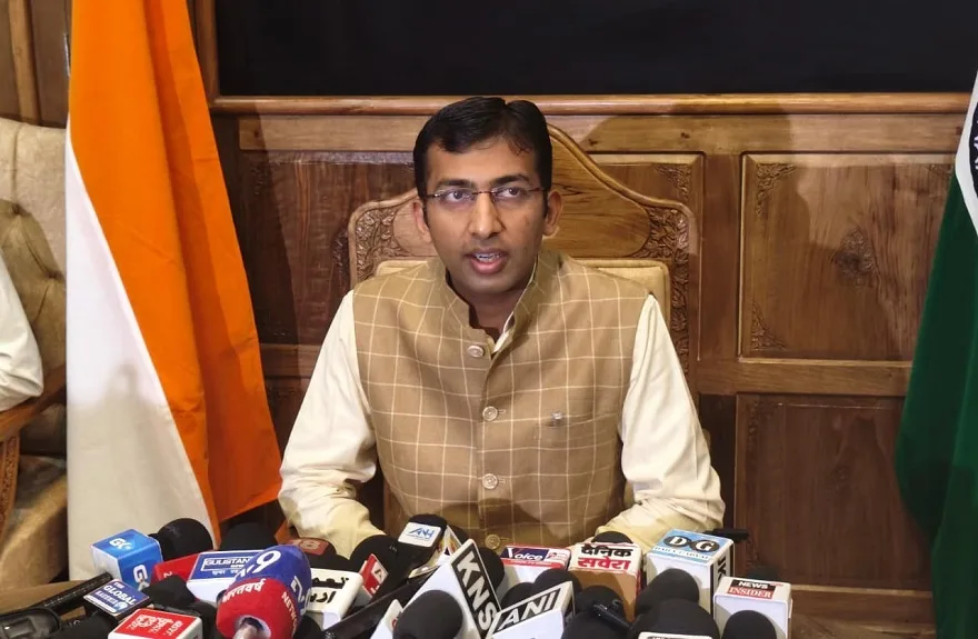 Fuel stocks sufficient for 15 days, no need to panic: Div Com Kashmir.